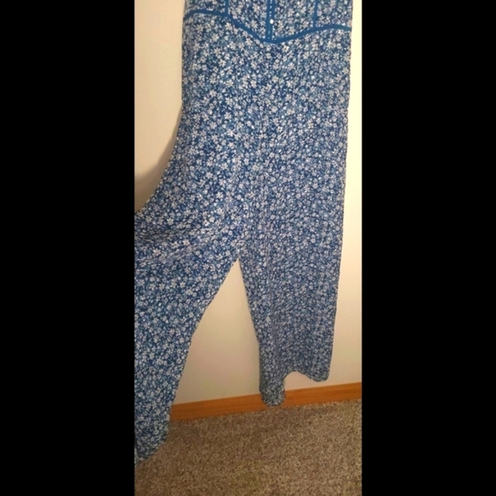 🆕️ Ali & Jay Blue & White Floral Cropped Jumpsuit - Picture 7 of 16